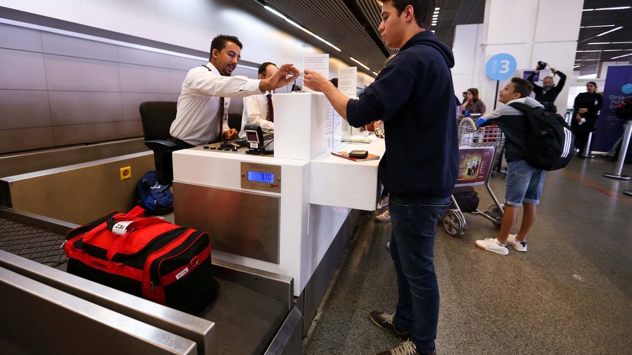 Bolsonaro veta retorno do despacho gratuito de bagagens em voos