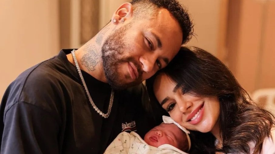 Neymar, Bruna Biancardi e Mavie logo após o nascimento da criança