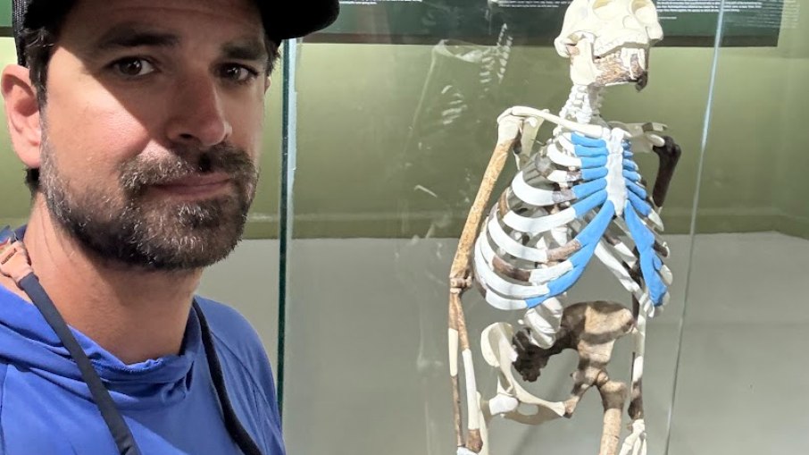 Com a réplica da Lucy Com a réplica da Lucy