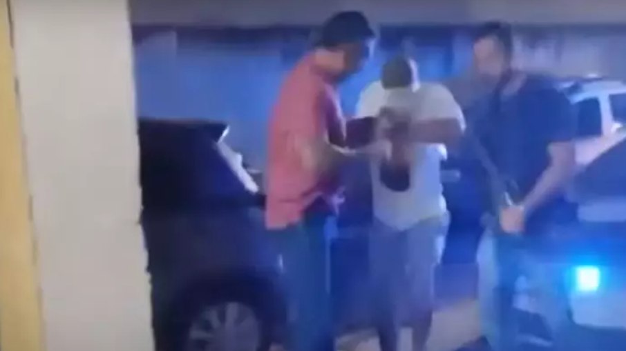 Padrasto é preso após ingerir criança a comer fezes Padrasto é preso após ingerir criança a comer fezes