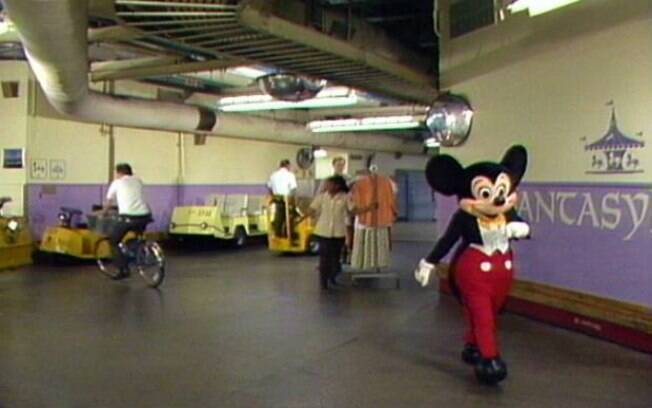 Os funcionários percorrem os túneis subterrâneos da Disney para atender os visitantes