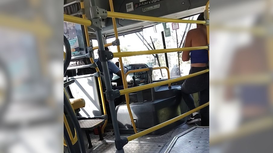 Motorista de ônibus é flagrado usando celular ao volante
