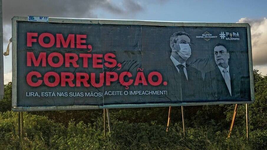 Outdoor instalado em Arapiraca (AL) pressiona Lira a analisar pedido de impeachment de Bolsonaro