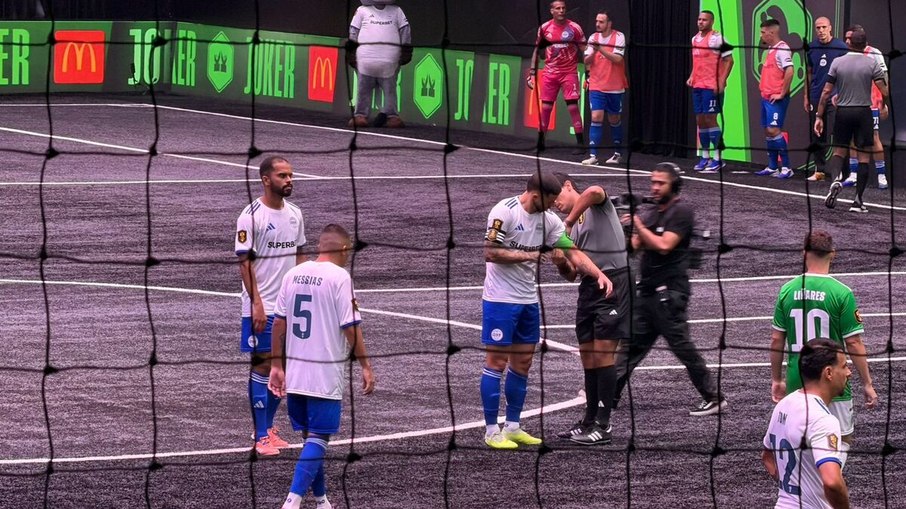 Kelvin Oliveira, o K9, coloca a braçadeira de capitão e de jogador estrela do G3X antes da partida contra o Capim pela primeira rodada da Kings League Brasil.