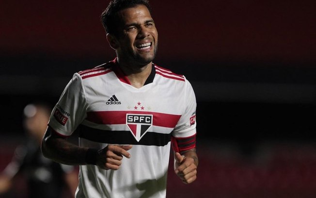 Ex-jogador do São Paulo dispara sobre Daniel Alves: 'Por onde passa não deixa saudade'
