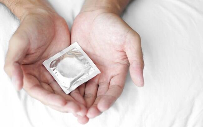 O preservativo é a principal forma de prevenir a transmissão do HIV e, por isso, não pode ser esquecido na hora H