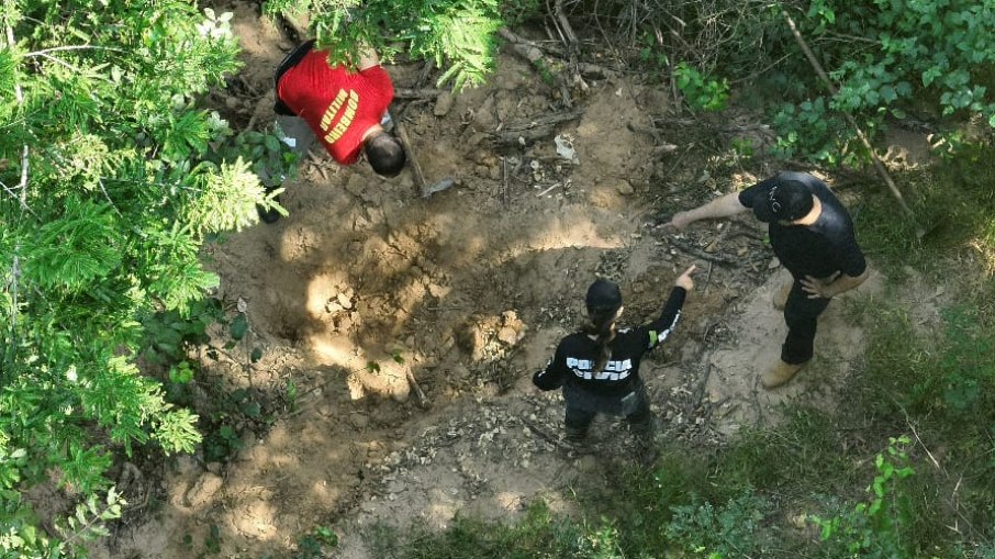 A Polícia Civil e o Corpo de Bombeiros desempenharam papéis importantes na localização dos corpos A Polícia Civil e o Corpo de Bombeiros desempenharam papéis importantes na localização dos corpos