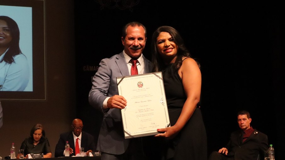 Vereador Pastor Léo Fernandes durante entrega na 10ª Sessão Solene