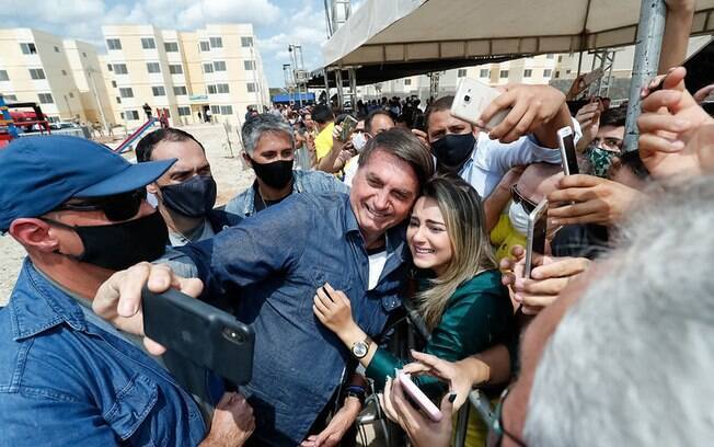 Bolsonaro causou aglomeração e tirou foto sem máscara com apoiadores
