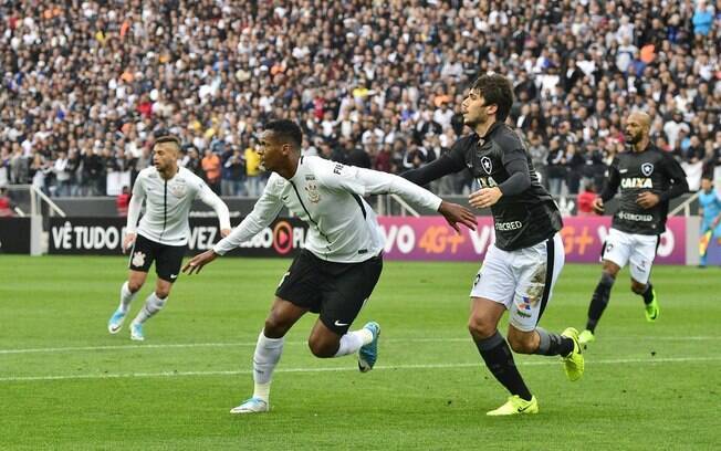 Jô perdeu um pênalti, mas marcou o único gol do Corinthians sobre o Botafogo