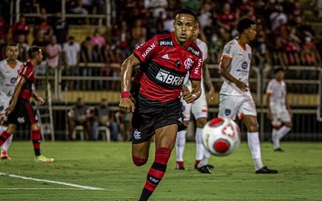 Destaque em vitória, Lázaro comemora titularidade no Flamengo: 'É bom para ganhar confiança'