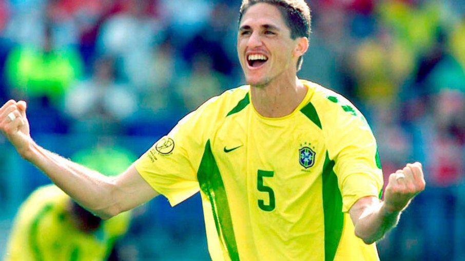 Penta em 2002, Edmilson foi cortado da Copa seguinte por lesão