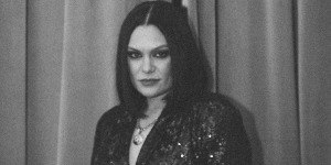 Jessie J é hospitalizada após bater a cabeça em acidente de carro