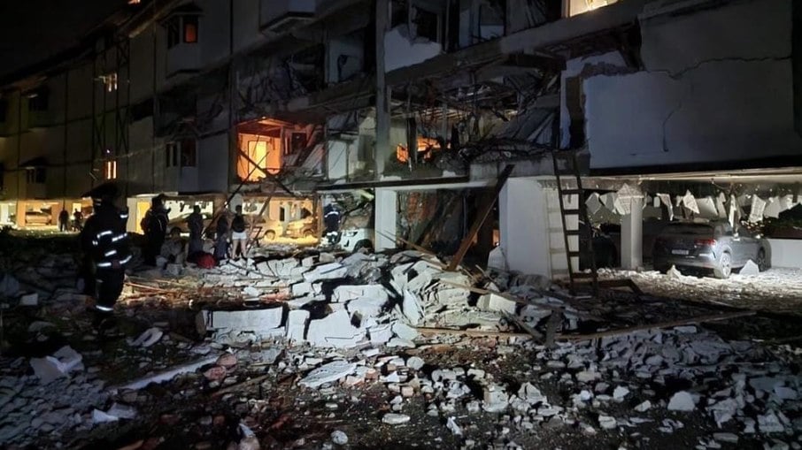 Momentos após a explosão, na noite de sábado (22)