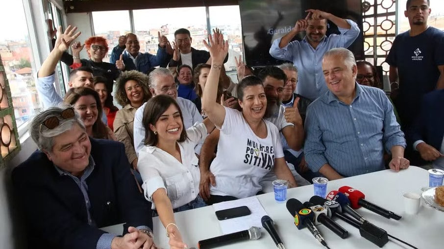 Tabata Amaral anuncia pré-candidatura para Prefeitura de São Paulo, ao lado de Datena  à esquerda e do ministro Márcio França, todos do PSB à sua direita