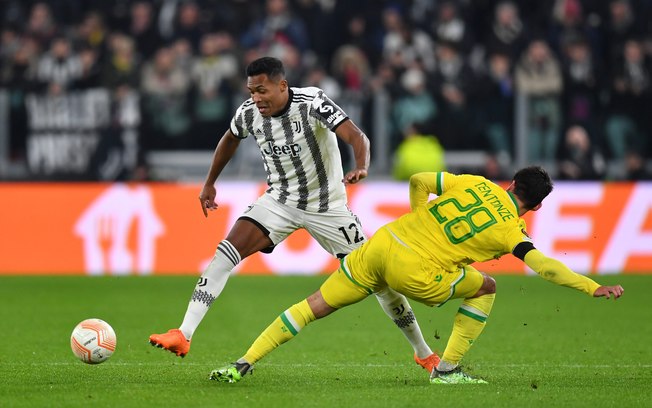 Santos se frustra em tentativa de repatriar Alex Sandro