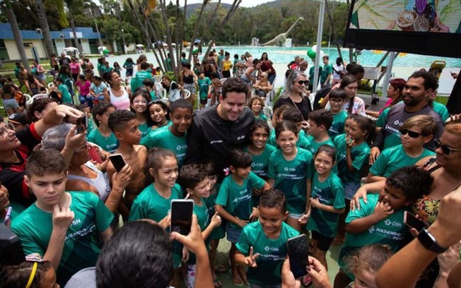 Medalhista olímpico Thiago Pereira mantém projeto social de natação em Volta Redonda (RJ)