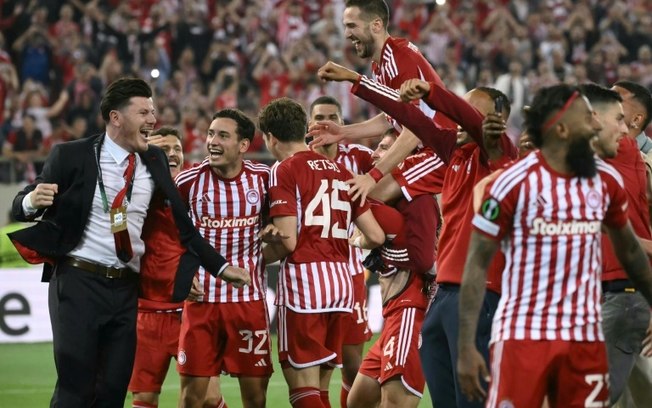 Jogadores do Olympiakos comemoram a classificação para a final da Conference League após eliminarem o Aston Villa nas semifinais em Atenas, no dia 9 de maio de 2024