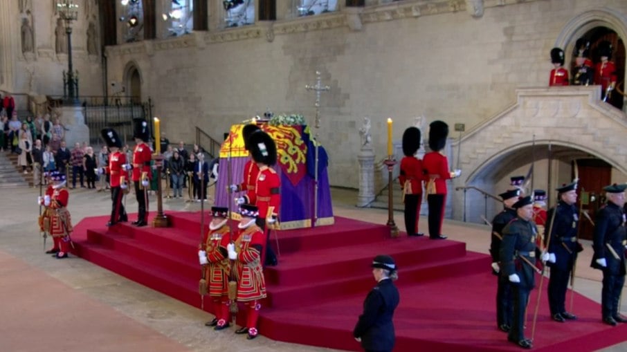 Fila de pessoas para se despedir da rainha em Westminster Hall