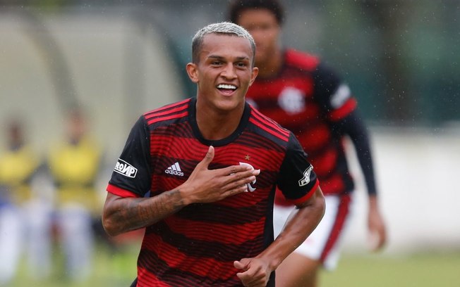 Wesley, jogador do Flamengo é acusado de ameaçar e agredir homem no Rio de Janeiro