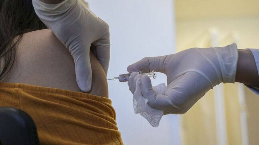 Covid-19: França anuncia vacinação para todos os adultos a partir de 15 de junho