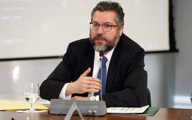 Ministro diz que Brasil poderá reavaliar permanência no bloco.