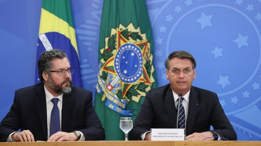 Ernesto Araújo, ex-ministro das Relações Exteriores, e Jair Bolsonaro, presidente da República, recusaram 43 milhões de doses de vacinas contra a Covid-19