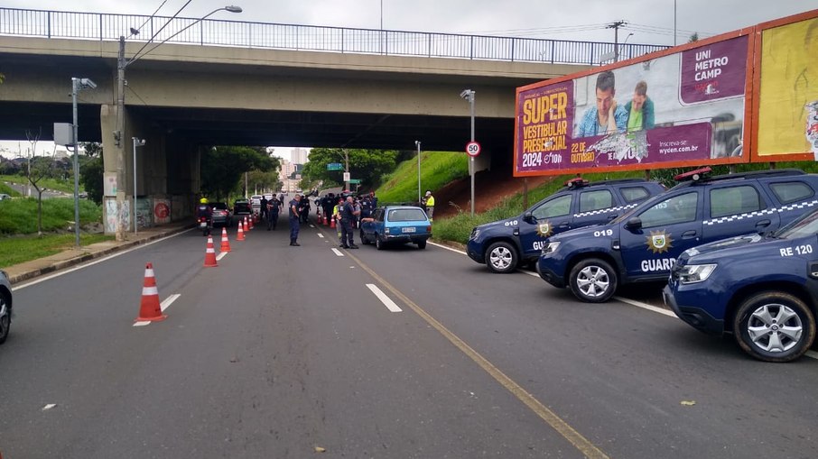 Uma das ações foi na avenida José Roberto Magalhães Teixeira, no sentido bairro/Centro, sob o viaduto das Amoreiras