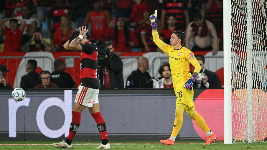 Muslera carrasco do Flamengo: veja os 3 pênaltis defendidos Muslera carrasco do Flamengo: veja os 3 pênaltis defendidos