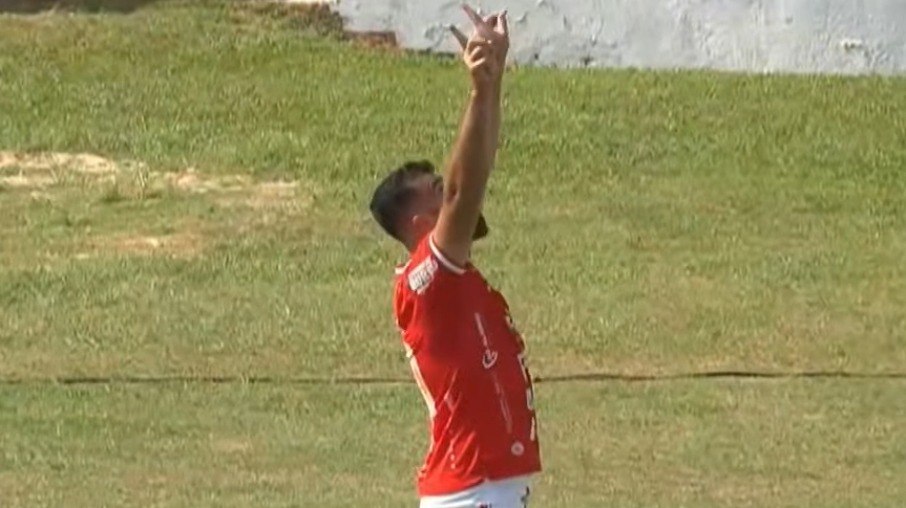 Édipo comemora o gol que abriu o placar para o América-SP diante do Independente na decisão da Bezinha Édipo comemora o gol que abriu o placar para o América-SP diante do Independente na decisão da Bezinha