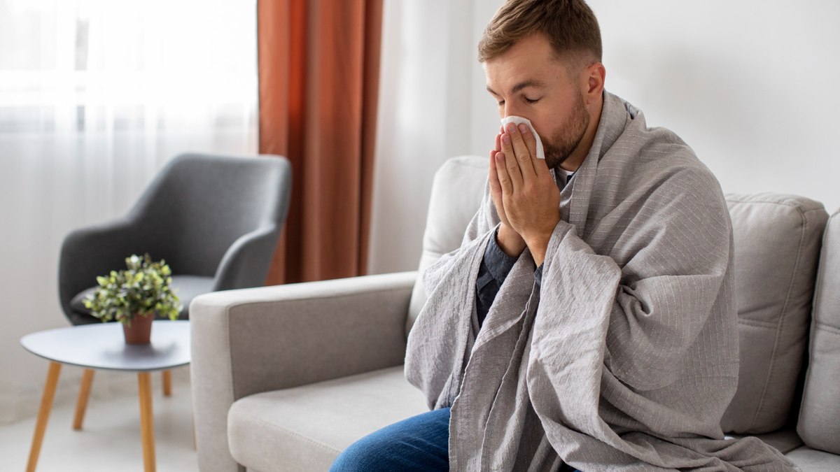 Homem em crise respiratória alérgica Homem em crise respiratória alérgica