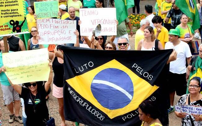 Manifestação contra o governo Dilma e corrupção na Petrobras, enche a praça da liberdade, em Belo Horizonte. Foto: Marcelo Sant Anna/Fotos Públicas