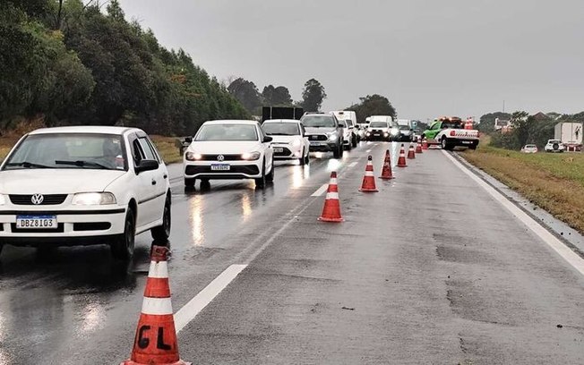 Motociclista colide na traseira de caminhão na Washington Luís Motociclista colide na traseira de caminhão na Washington Luís