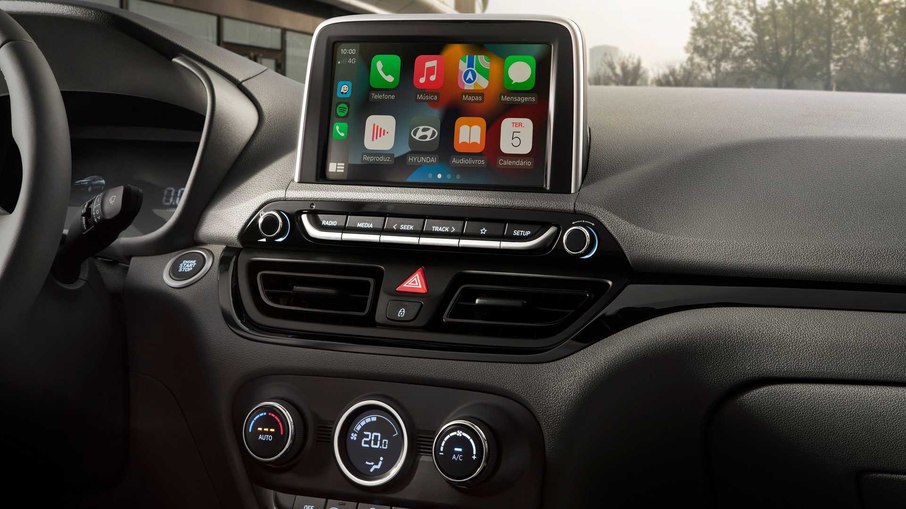 Interior tem boa ergonomia e sistema multimídia compatível com Android Auto e Apple Car Play