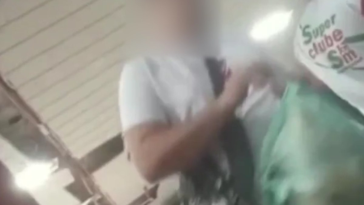 Homem é flagrado fazendo compras com fuzil no RJ Homem é flagrado fazendo compras com fuzil no RJ