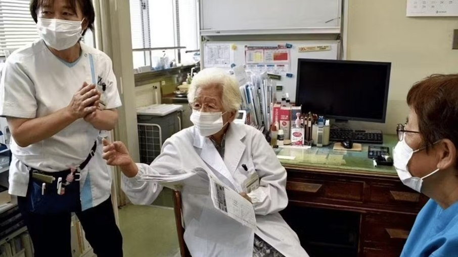 Aos 100 anos, médica continua ativa e trabalhando em hospital Aos 100 anos, médica continua ativa e trabalhando em hospital
