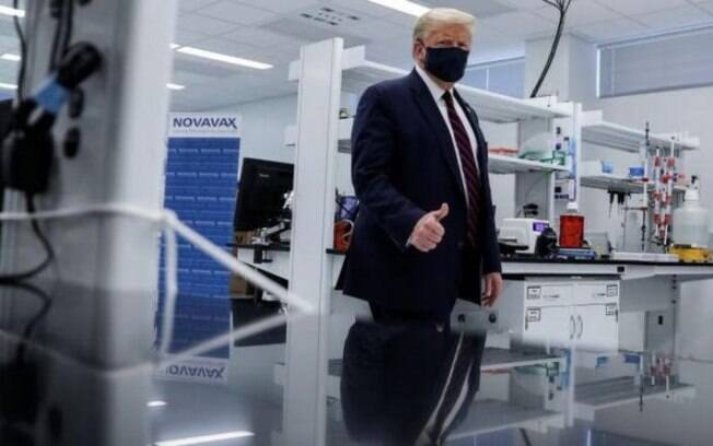 Trump em visita a fábrica da candidata a vacina Novavax, no Estado da Carolina do Norte Trump em visita a fábrica da candidata a vacina Novavax, no Estado da Carolina do Norte