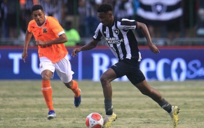 John não chegou a completar sua segunda partida pelo Botafogo