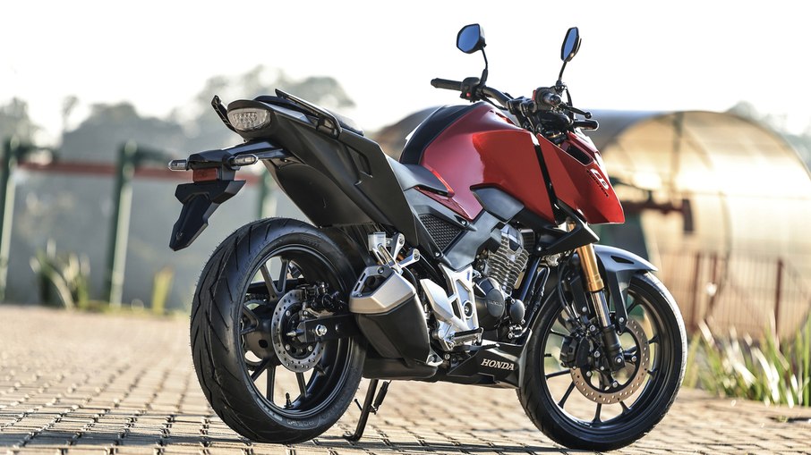 CB300F Twister ABS substitui a antiga versão CBS e passa a ser a opção de entrada da gama. CB300F Twister ABS substitui a antiga versão CBS e passa a ser a opção de entrada da gama.
