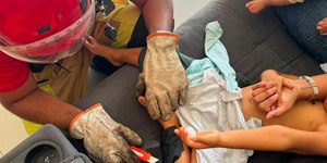 Criança de 3 anos cola perna em sofá e mobiliza bombeiros em MG