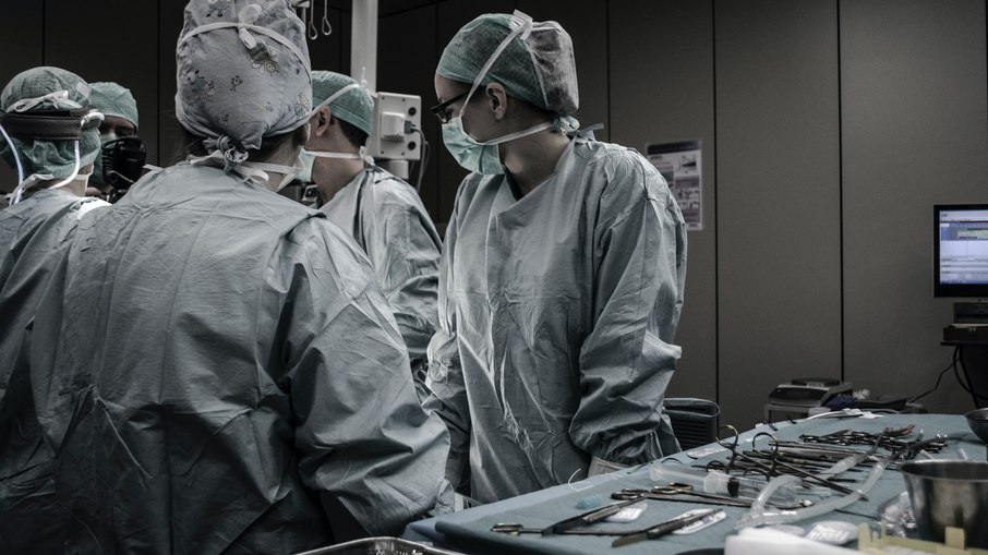Cirurgia apresenta riscos pequenos, mas deve ser feita com cautela