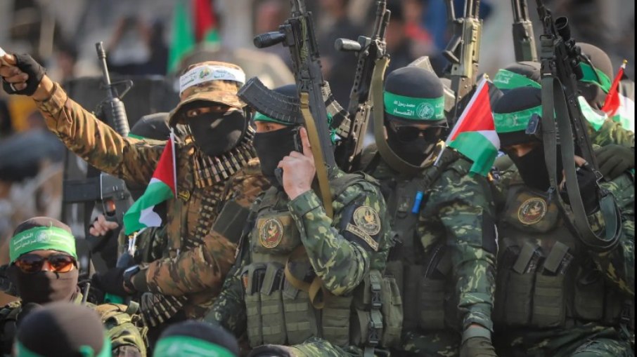 Combatentes do Hamas se reúnem para entrega de reféns na Cidade de Gaza Combatentes do Hamas se reúnem para entrega de reféns na Cidade de Gaza