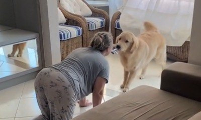 Mãe que não queria saber de cachorro é flagrada mimando o pet
