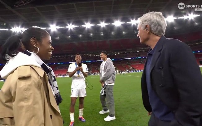 Bellingham atua como fotógrafo em encontro especial entre sua mãe e o técnico José Mourinho