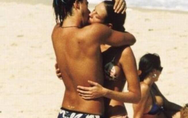 Paulinho Vilhena e Luana Piovani, durante namoro nos anos 2000, trocando carinho na praia