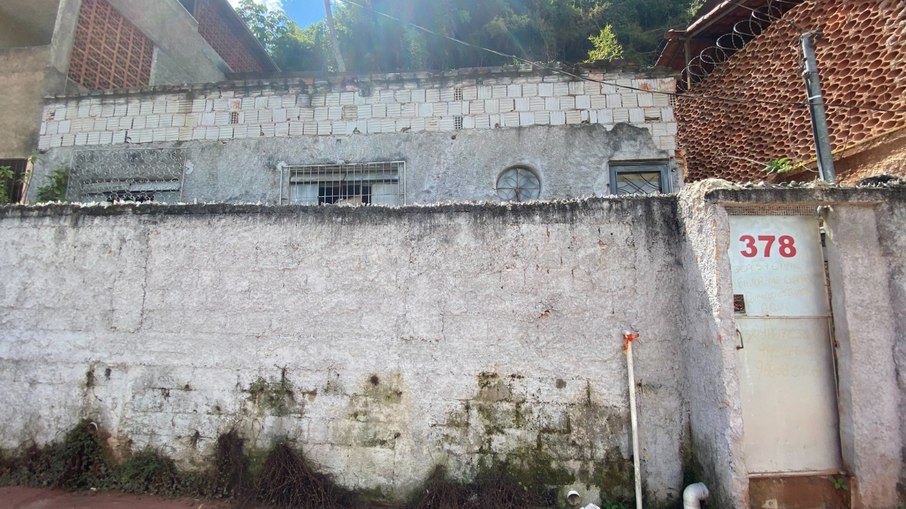 Casa no Jardim Natal foi interditada após as chuvas; família não pode mais entrar no imóvel