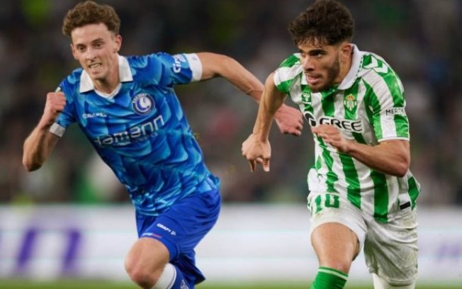 Jogadores de Betis e Gent em disputa de bola nos playoffs da Liga Conferência Jogadores de Betis e Gent em disputa de bola nos playoffs da Liga Conferência