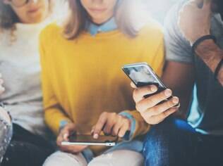 pessoas falando ao celular