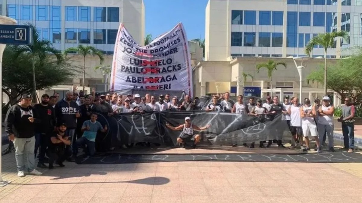 Torcedores do Vasco protestam e pedem saída da 777 Partners