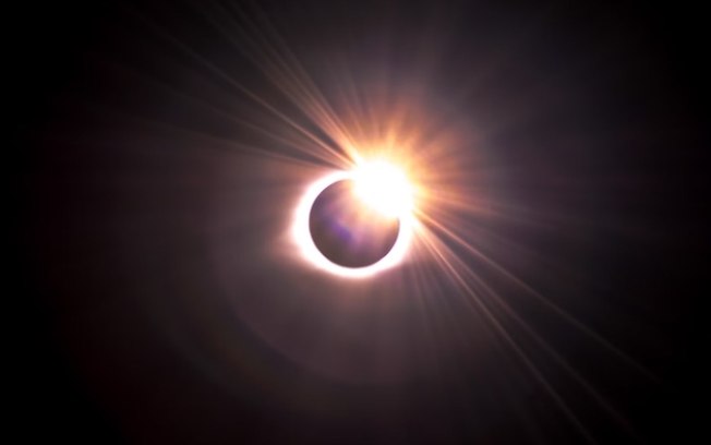 Eclipse solar total afetou transmissão da hora certa dos EUA